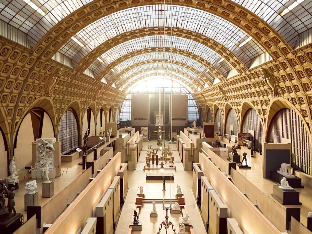 Photo drone au Musée d'Orsay à Paris, Nef et allée centrale des sculptures