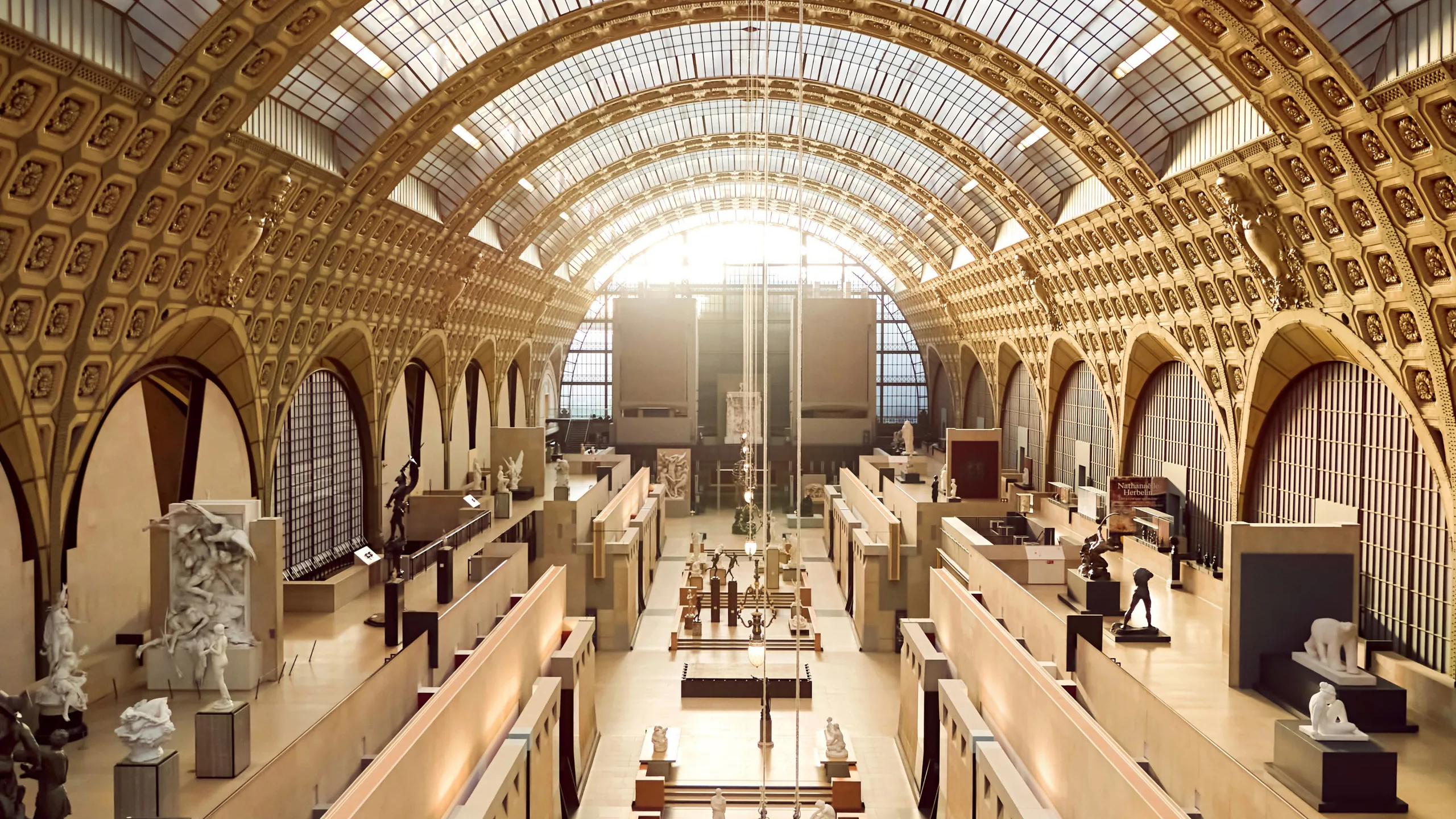Photographie intérieure en drone de la nef, au Musée d'Orsay à Paris